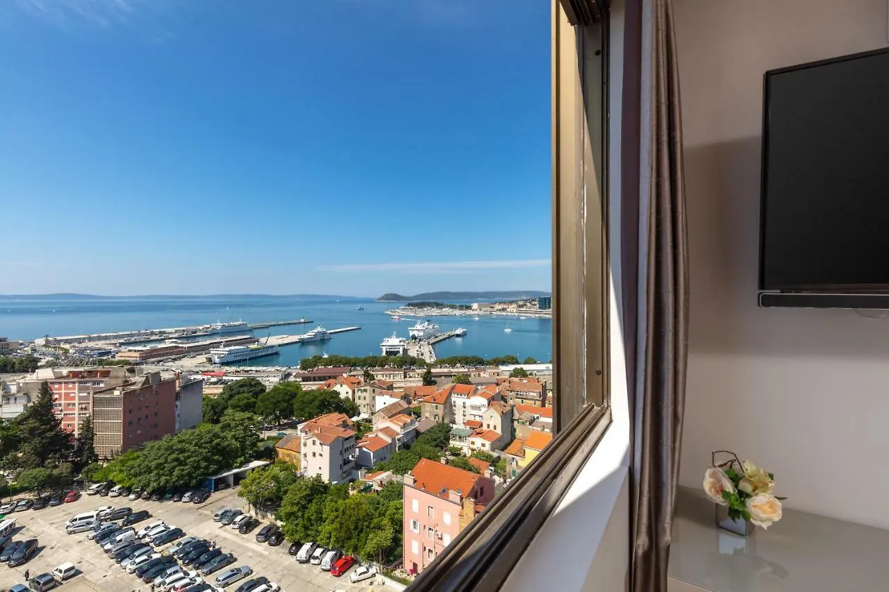 Island View Apartment Split